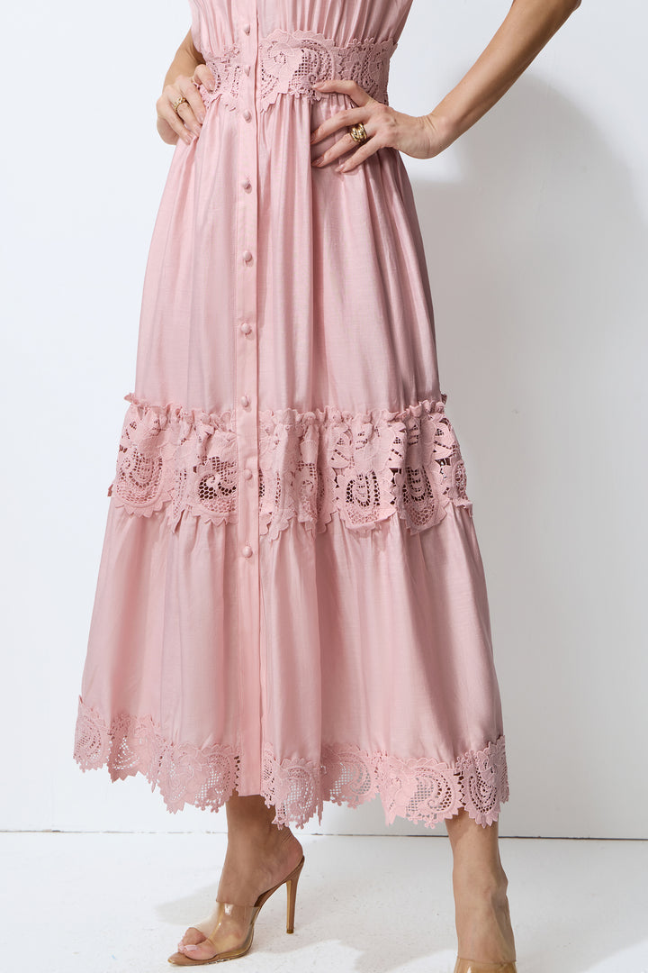 Größentabelle für das rosafarbene Spitzen-Maxikleid