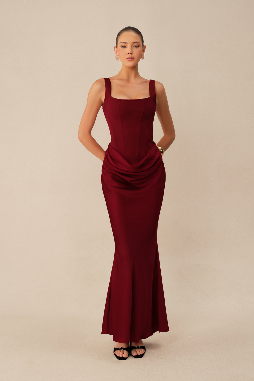Rotes Maxikleid mit eckigem Ausschnitt und Korsett-Details
