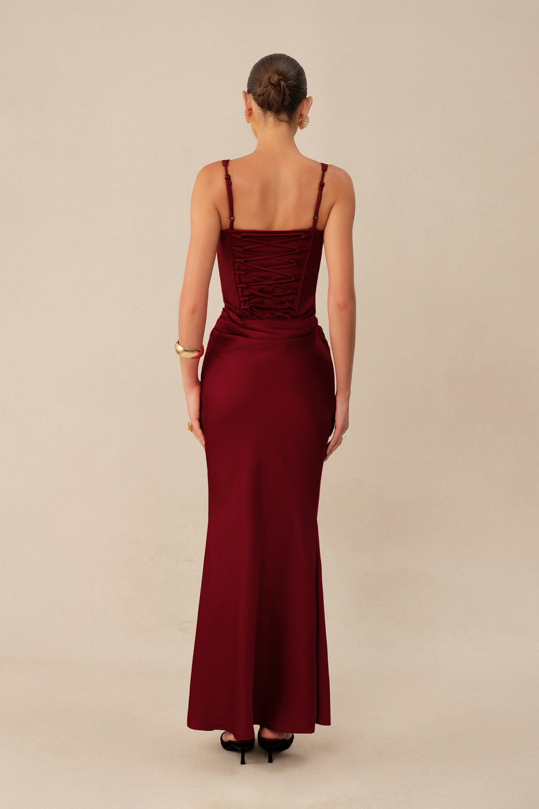 Frau trägt das rote Korsett-Maxikleid bei einem Event