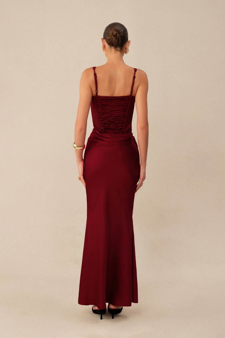 Frau trägt das rote Korsett-Maxikleid bei einem Event