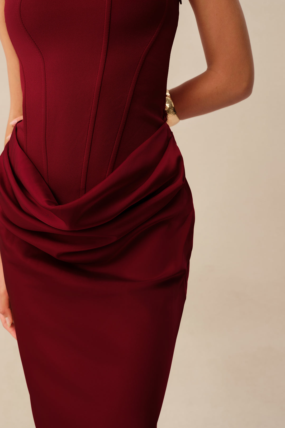 Styling-Vorschlag für das rote Maxikleid
