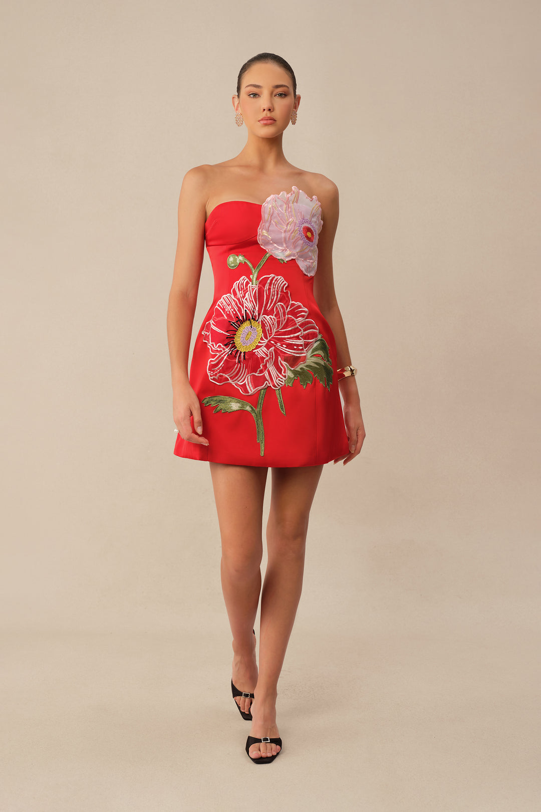 Frau trägt das rote Mini-Kleid bei einer Cocktailparty