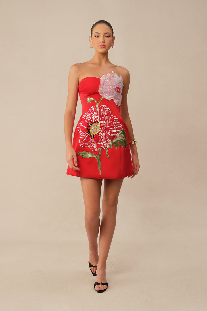 Frau trägt das rote Mini-Kleid bei einer Cocktailparty