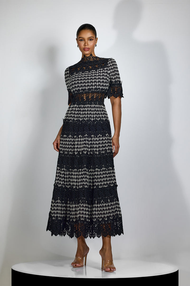 Sabrina besticktes Spitzen-Midi-Kleid mit kurzen Ärmeln Rückenansicht