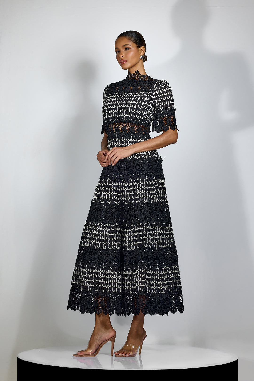 Sabrina besticktes Spitzen-Midi-Kleid mit kurzen Ärmeln Ärmel Detail