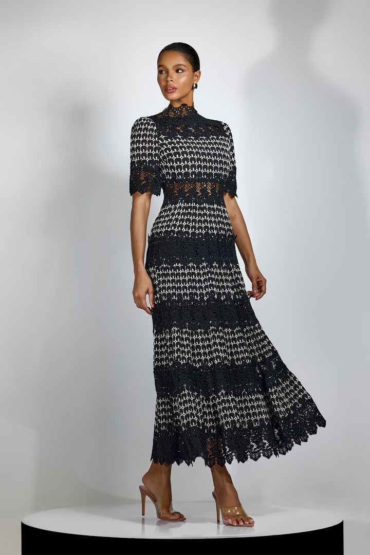 Sabrina besticktes Spitzen-Midi-Kleid mit kurzen Ärmeln Kragen Detail