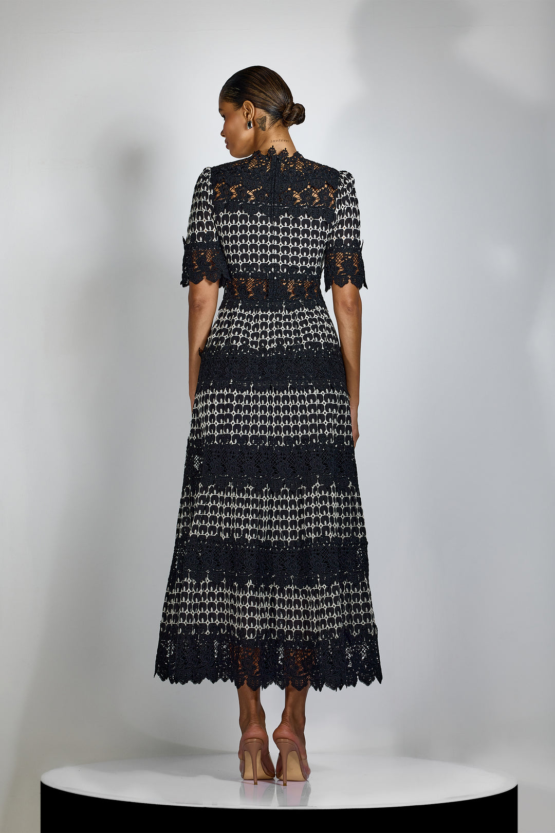 Sabrina besticktes Spitzen-Midi-Kleid mit kurzen Ärmeln Modell sitzend