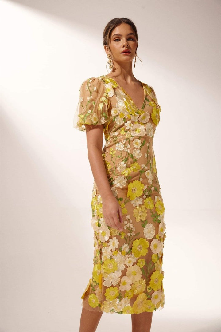 Modell kombiniert das elegante Sally Midikleid mit Accessoires