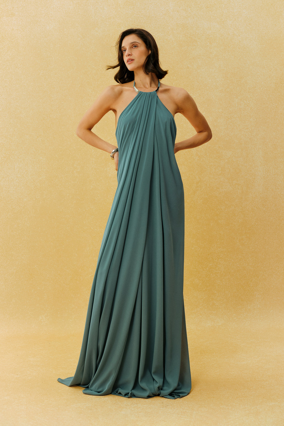 Maxikleid mit Neckholder und Drapierung in Salbeigrün, Rückseite - KYMA
