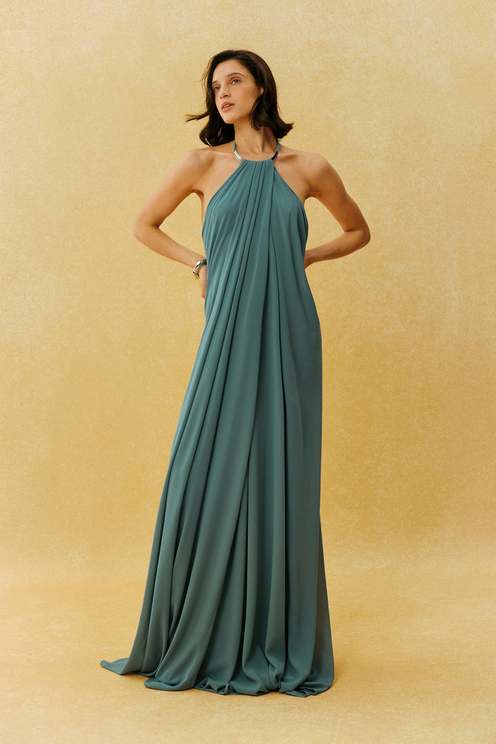 Maxikleid mit Neckholder und Drapierung in Salbeigrün, Rückseite - KYMA