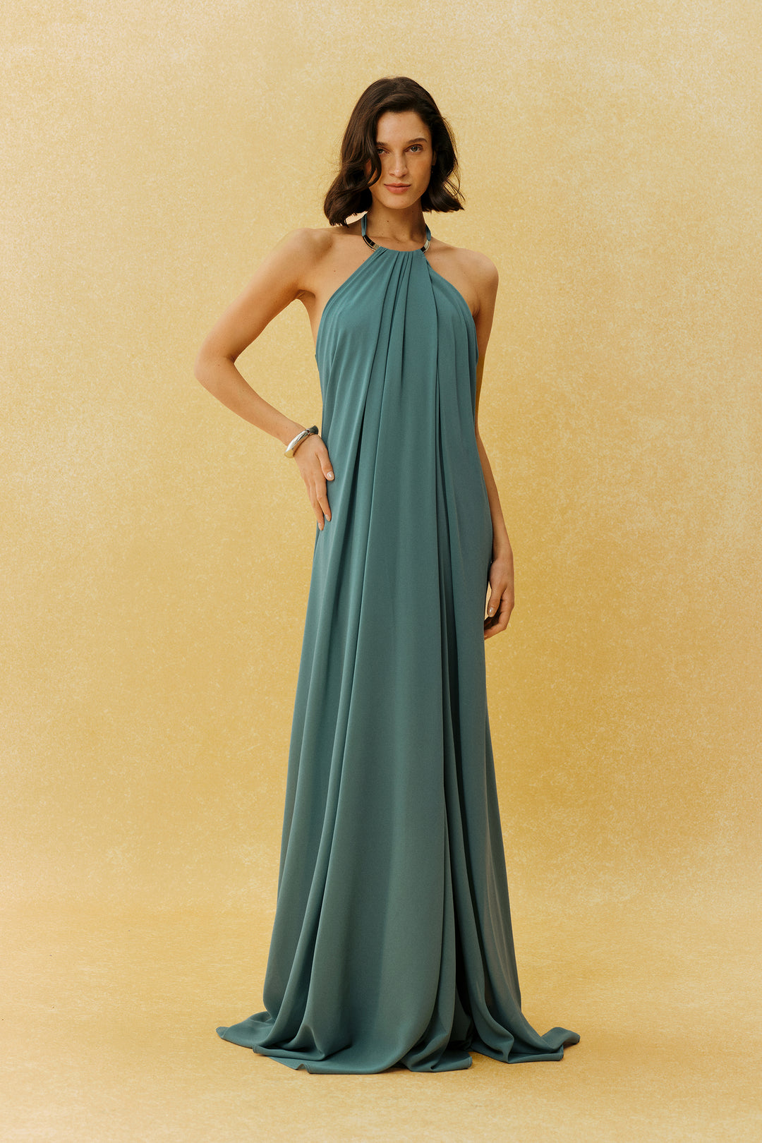 Model trägt das Salbeigrüne Maxikleid von vorne - KYMA
