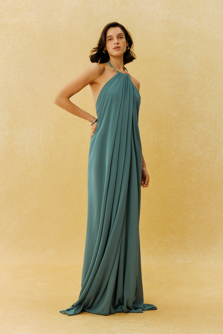 Model trägt das Salbeigrüne Maxikleid von hinten - KYMA