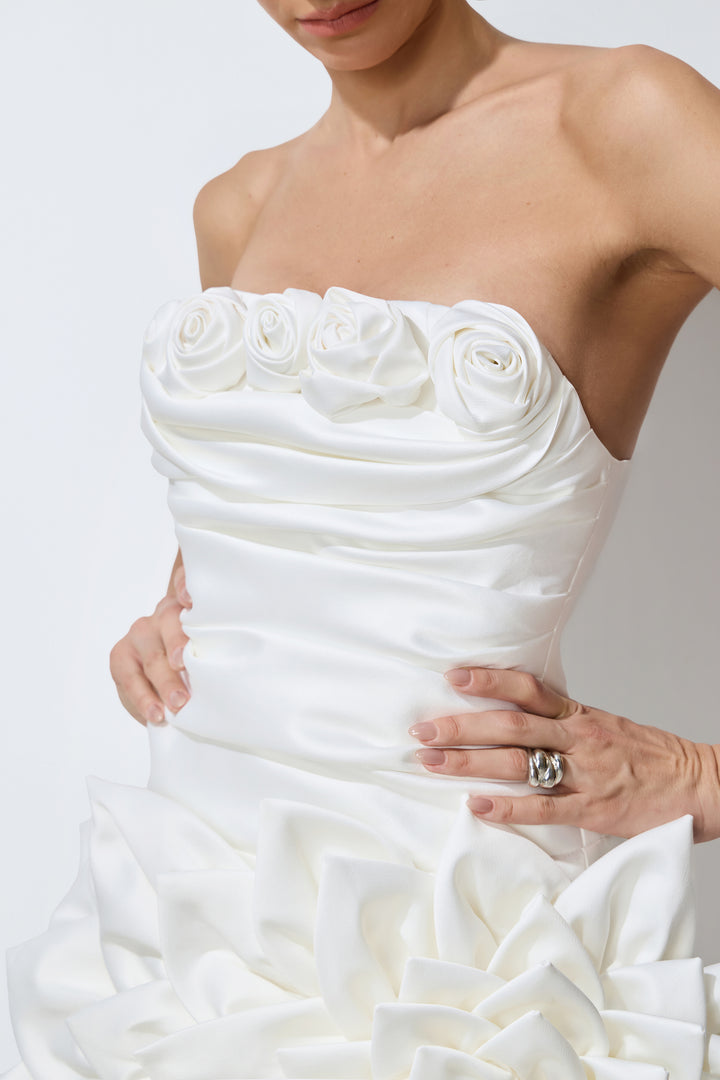 Detail der 3D-Blumenapplikation am Kleid – KYMA