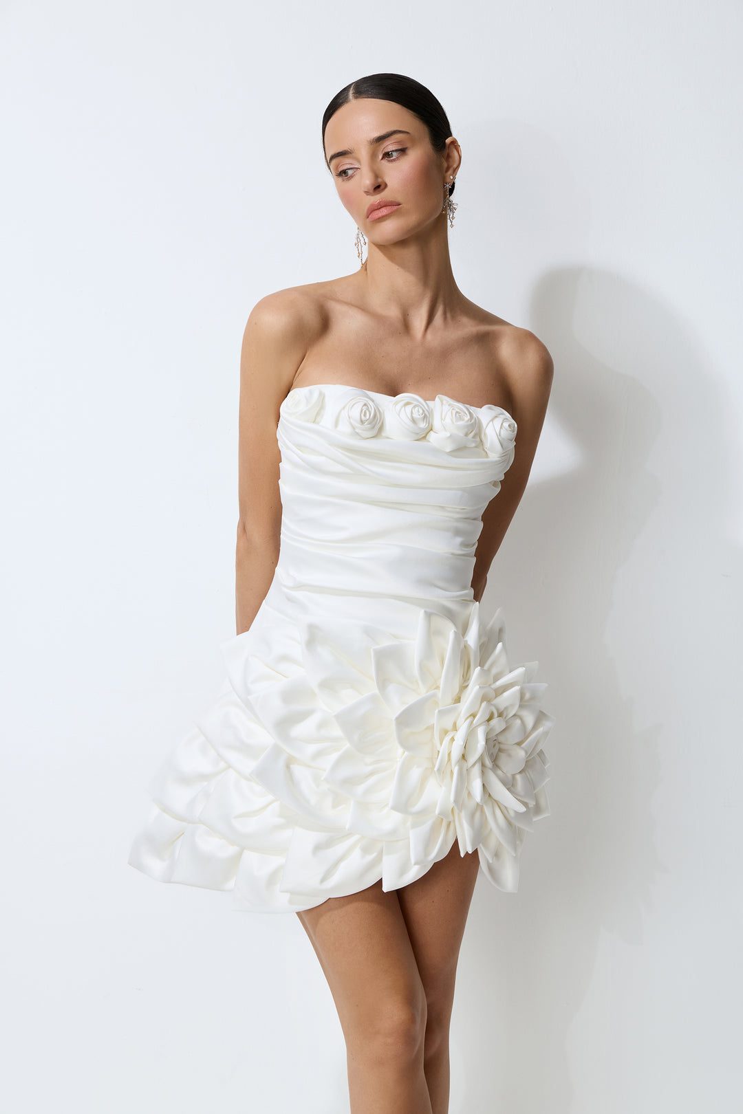 Gerafftes Oberteil des Satin-Minikleides – KYMA