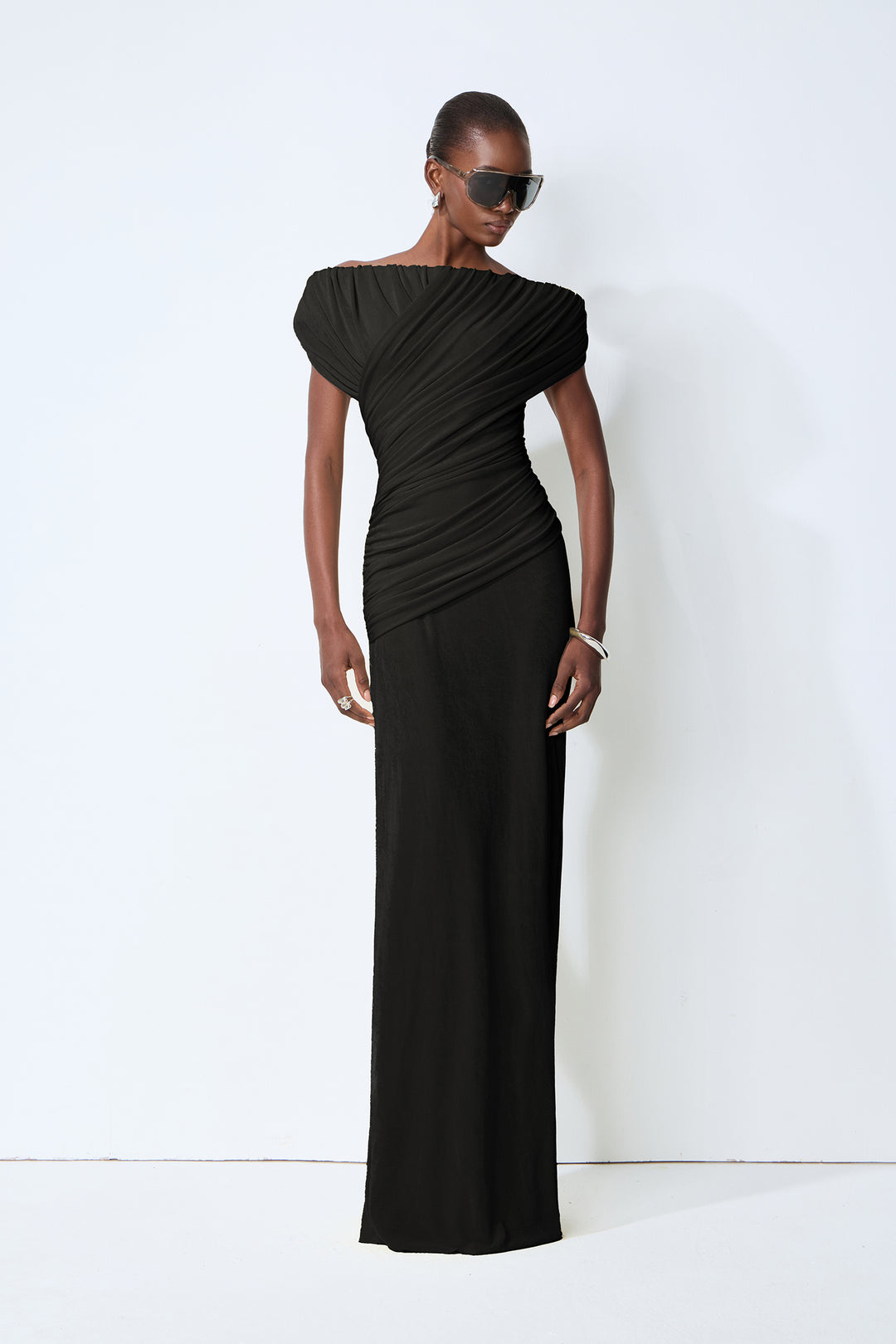 Schwarzes schulterfreies Maxikleid mit Raffung Detail 2