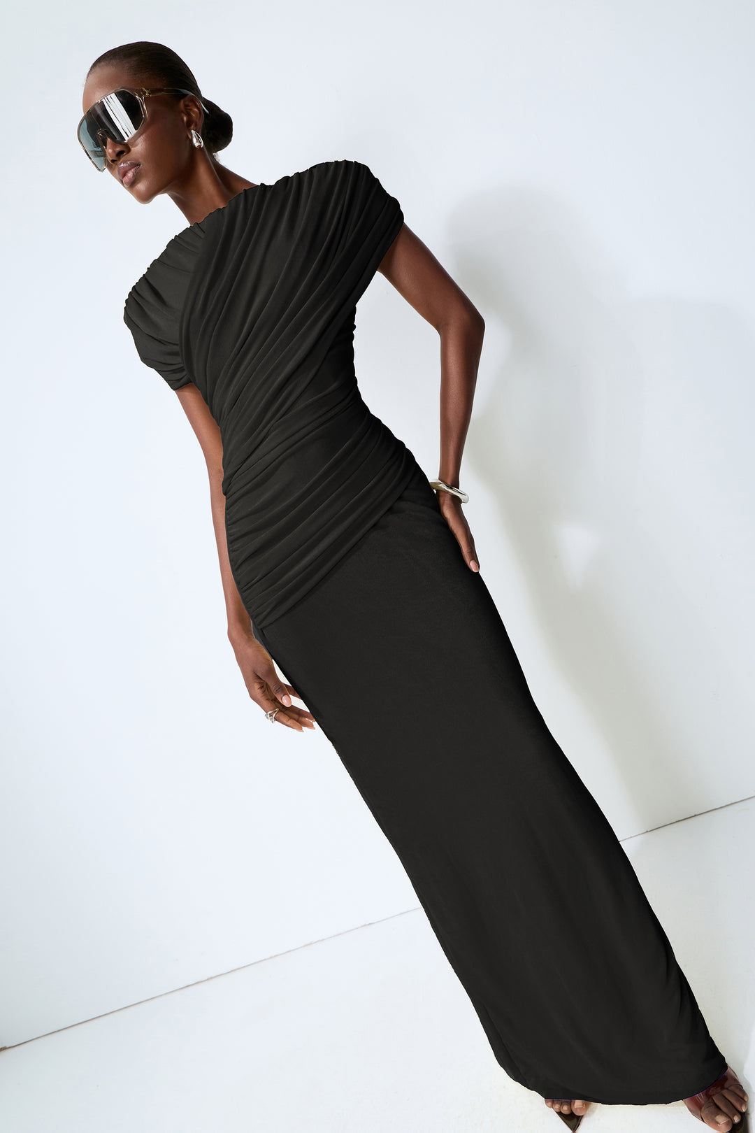 Schwarzes schulterfreies Maxikleid mit Raffung Detail 3