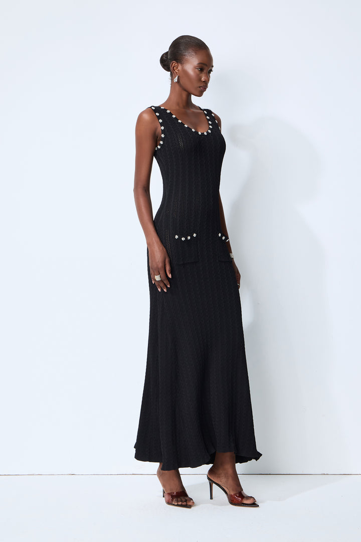 Model trägt das schwarze Strick-Maxikleid - KYMA