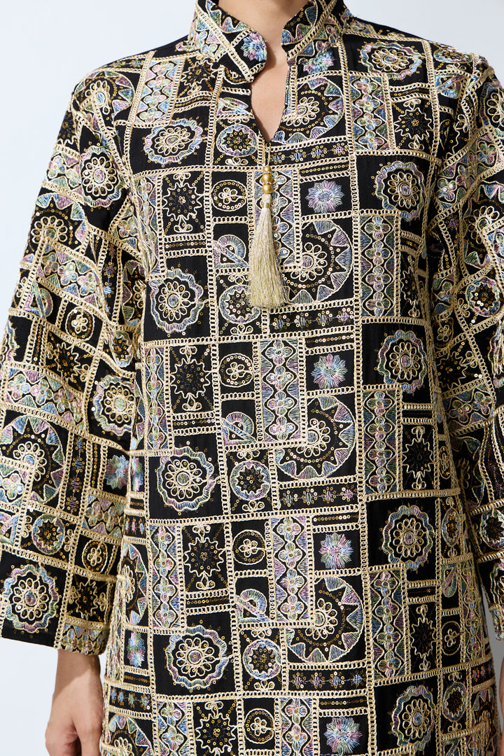 Styling-Optionen für das schwarze Kaftan-Maxikleid - KYMA