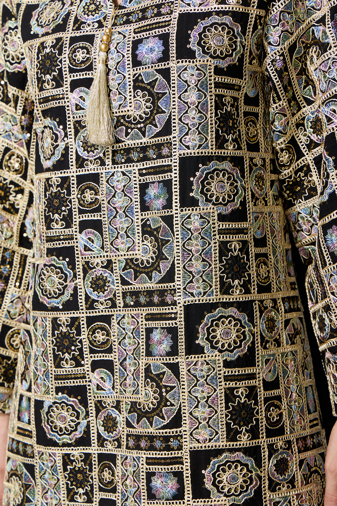 Schwarzes Kaftan-Maxikleid mit Quastendetail am Ausschnitt - KYMA