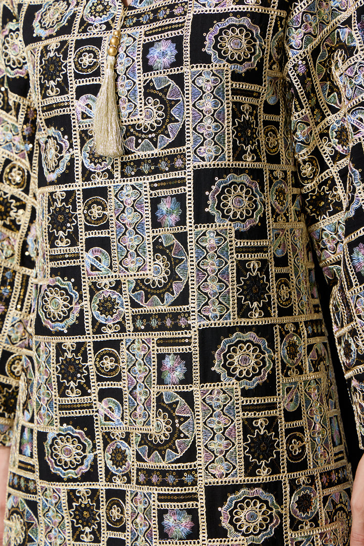 Schwarzes Kaftan-Maxikleid mit Quastendetail am Ausschnitt - KYMA
