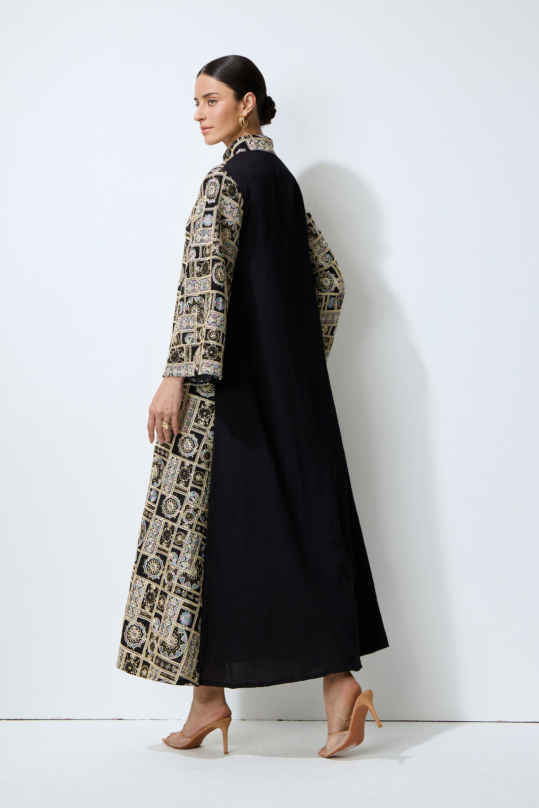 Detailansicht der Stickerei des Kaftan-Maxikleids - KYMA
