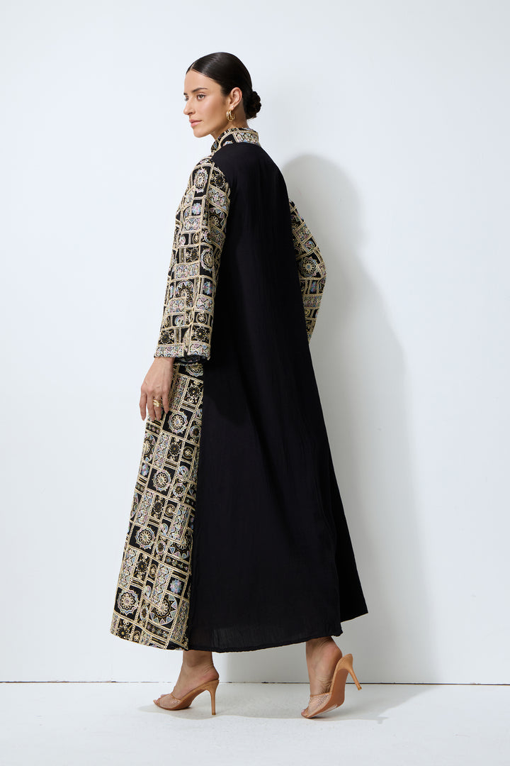 Detailansicht der Stickerei des Kaftan-Maxikleids - KYMA