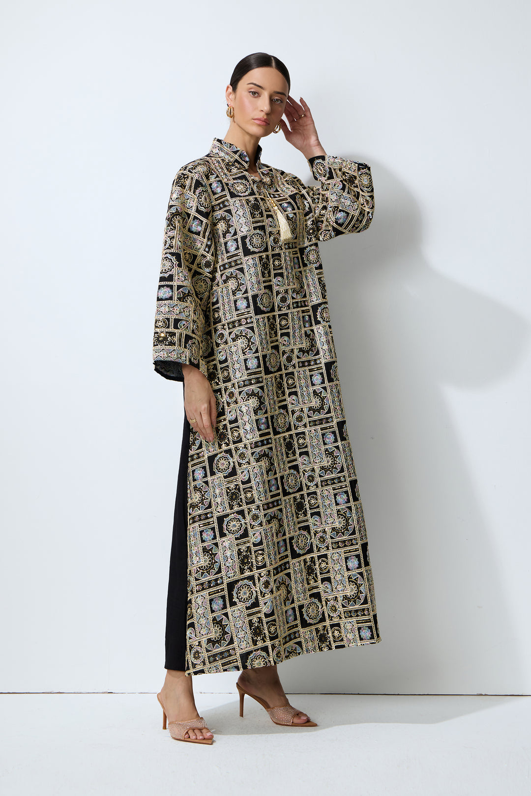 Model trägt das schwarze Kaftan-Maxikleid mit geometrischer Stickerei - KYMA