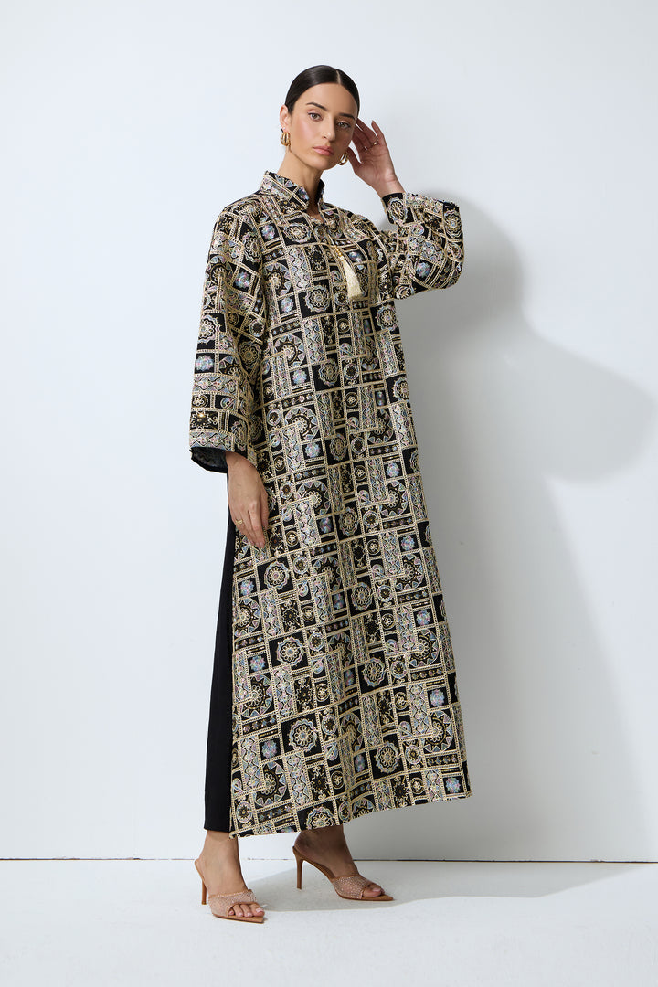 Model trägt das schwarze Kaftan-Maxikleid mit geometrischer Stickerei - KYMA
