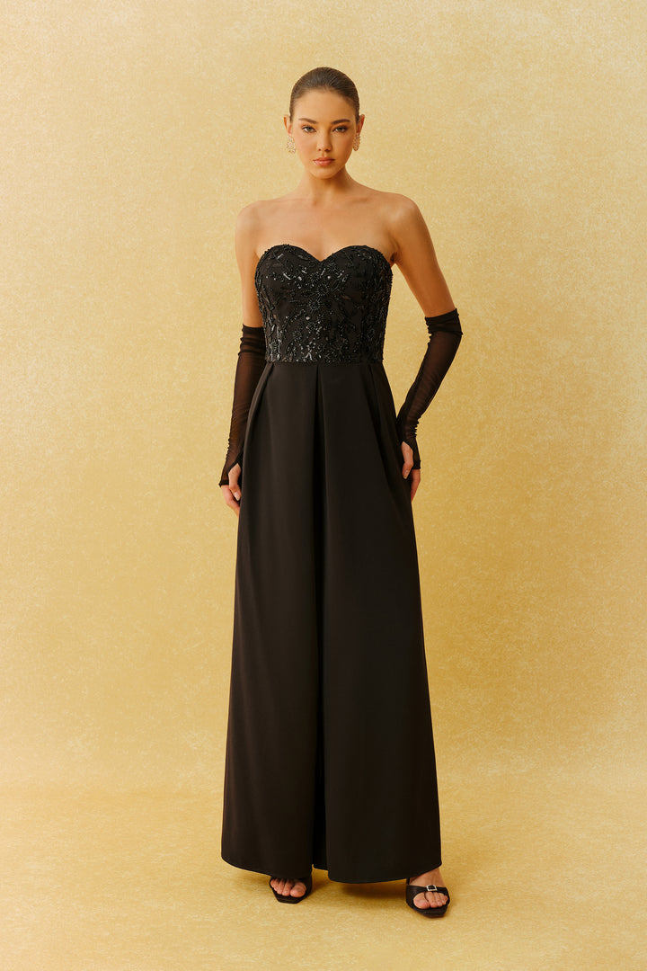 Schwarzes Maxikleid mit Sweetheart-Ausschnitt, Perlen und langen Mesh-Ärmeln - KYMA