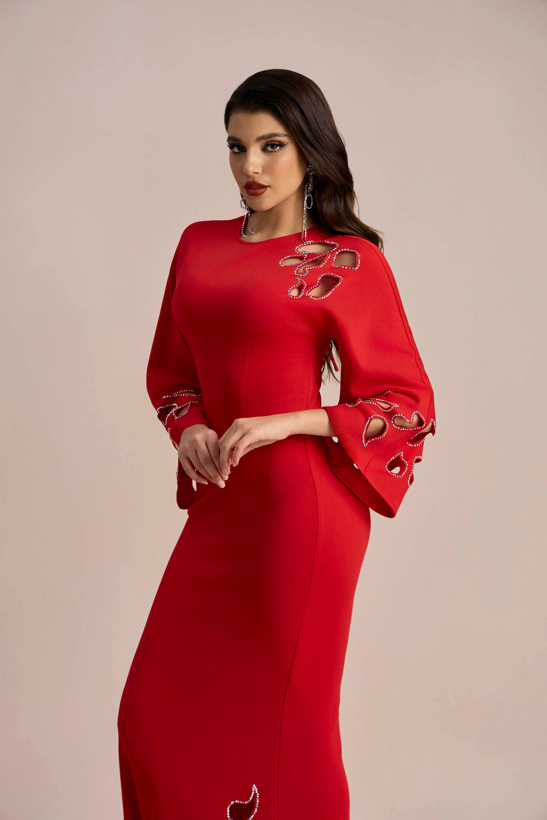 Der Halsausschnitt des eleganten Sharon Kleides mit Cut-Out