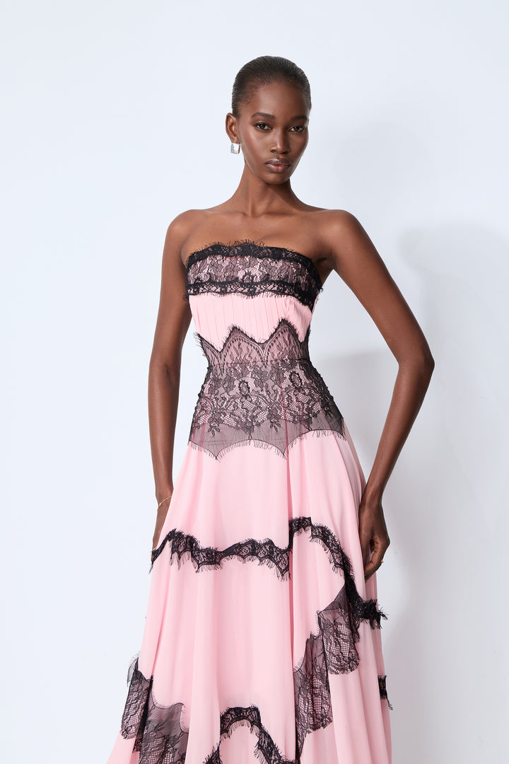 Detail der handaufgenähten Spitze am Kleid – KYMA