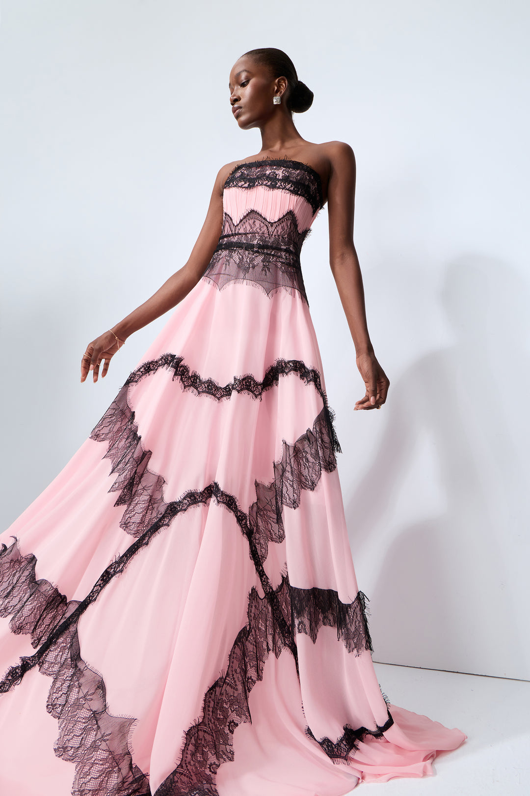 Mode-Impression: Rosa Spitzenkleid bei einem Event – KYMA