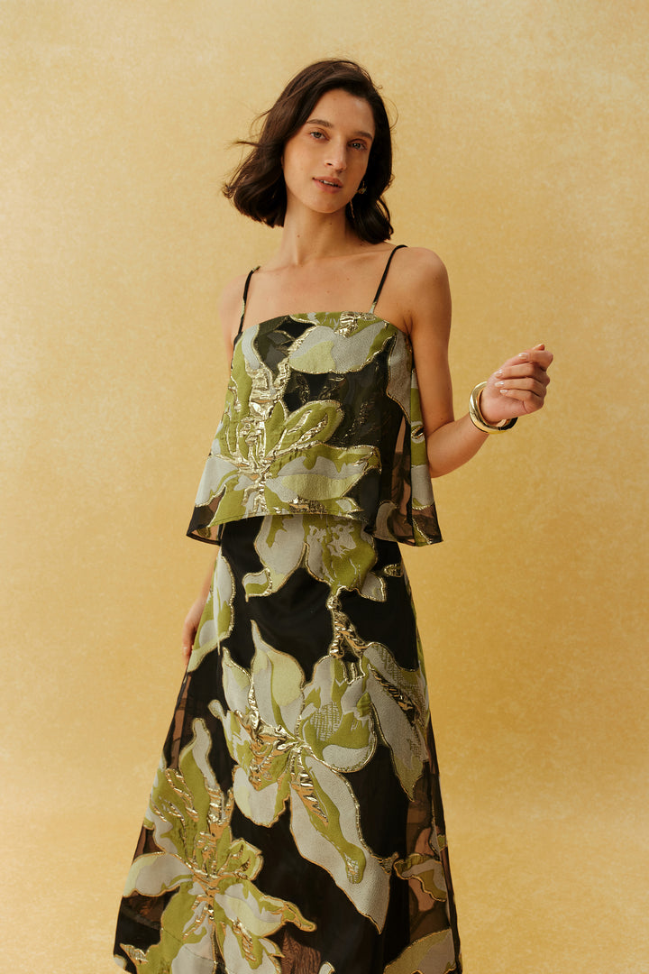 Model trägt das florale Maxikleid - KYMA