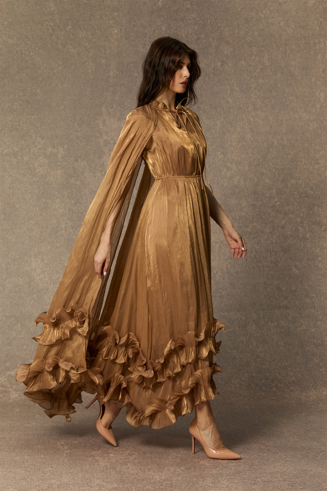 Shirley Cape Effect Rüschen Midikleid Modellansicht 2 - KYMA