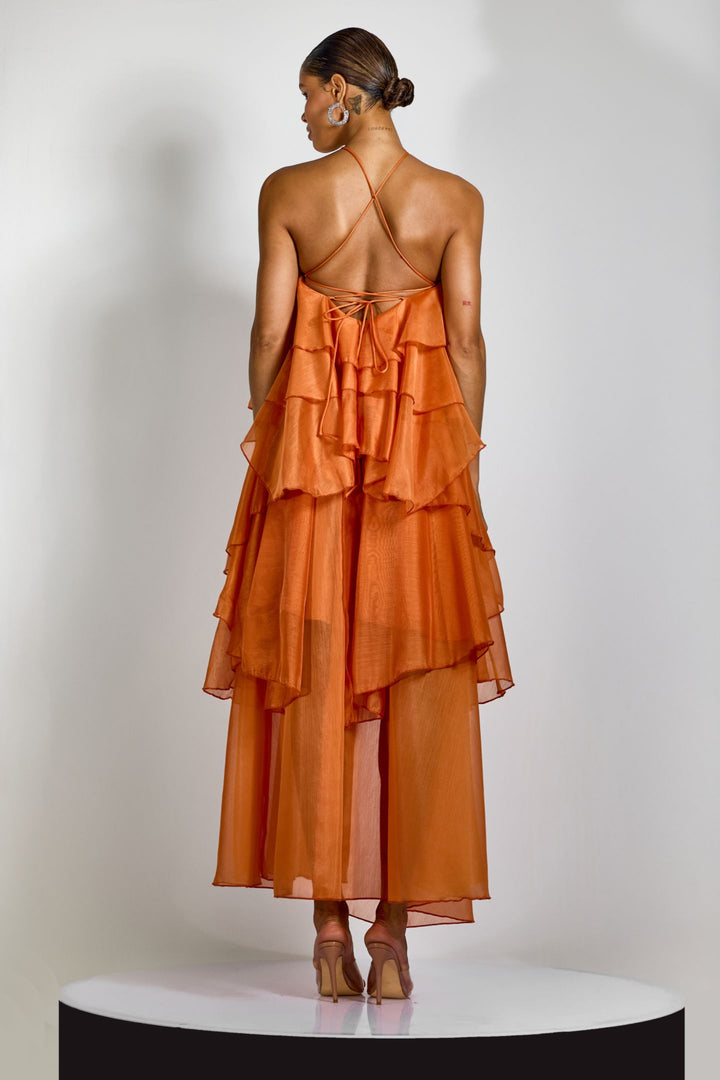 Model trägt das Sibley Maxikleid - KYMA