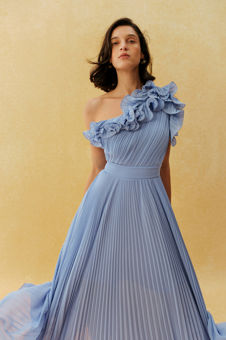 Soft Night Blaues One-Shoulder-Maxikleid mit Rüschen und Falten Model - KYMA
