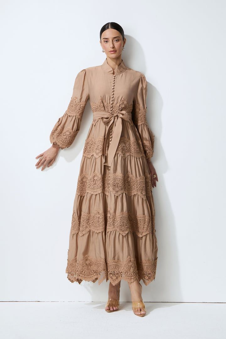 Khakifarbenes Maxikleid mit Puffärmeln und Spitzenbesatz – Vorderansicht