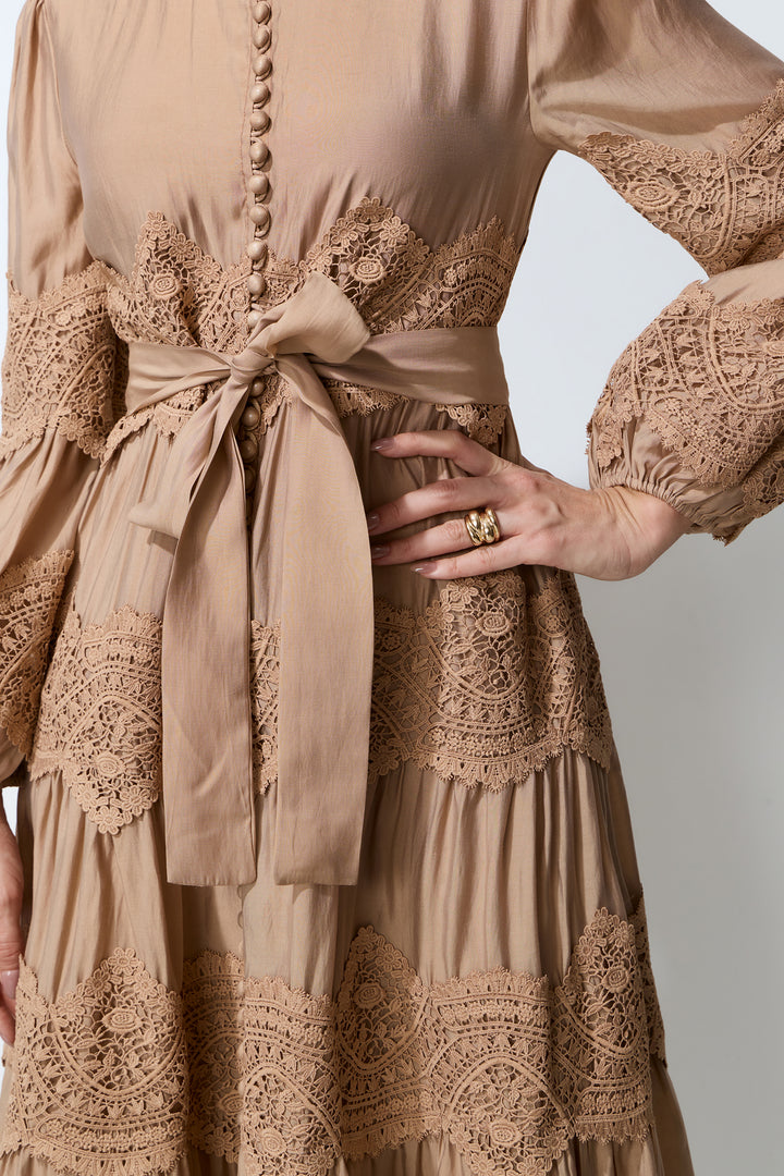 Model trägt das Soft Romance Maxikleid