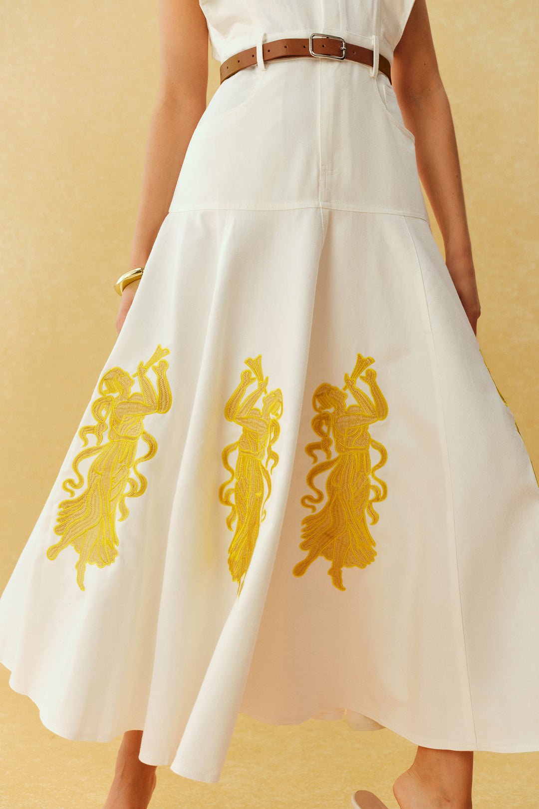 Styling-Idee für das weiße Maxikleid