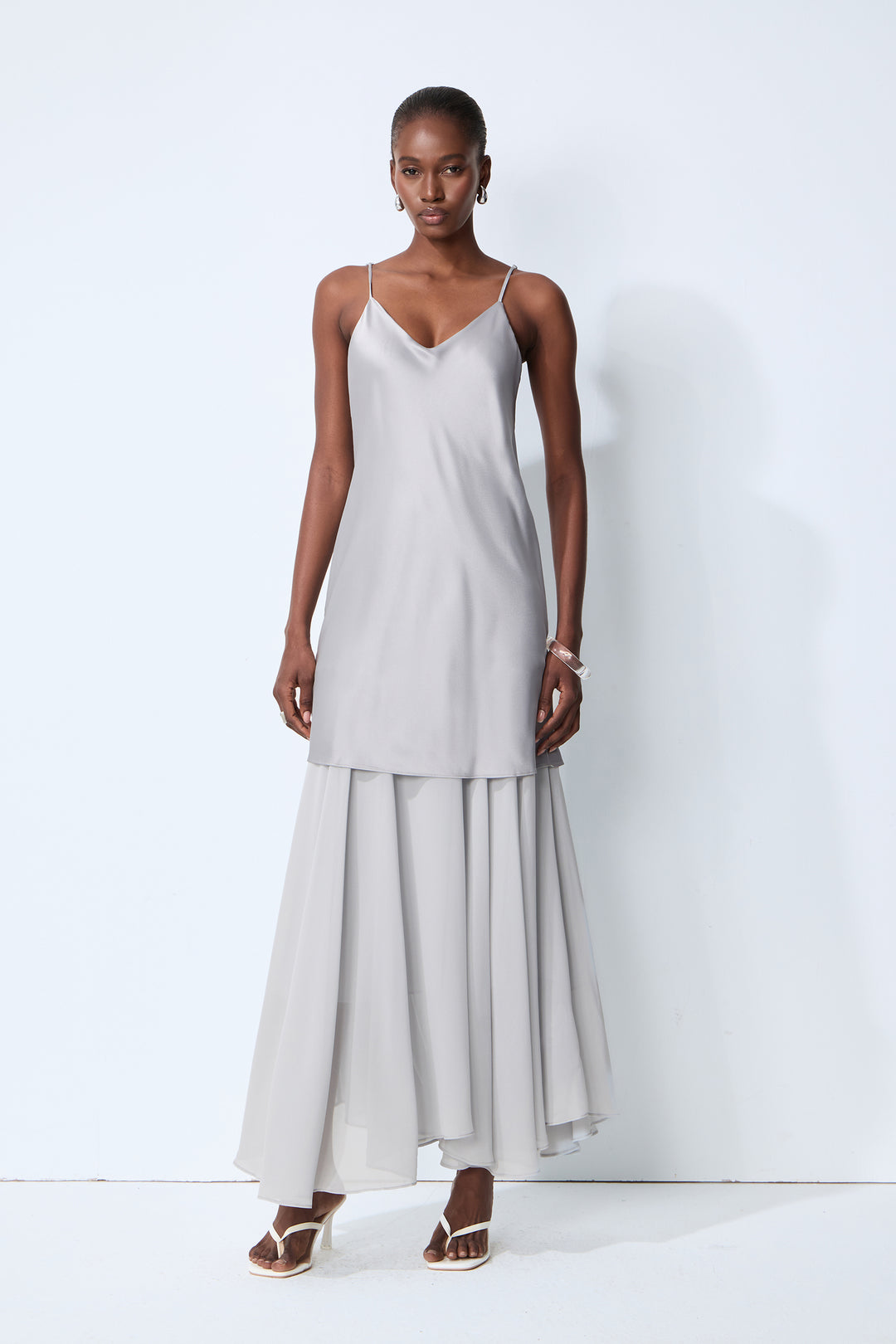 Graues Maxikleid aus Satin und Chiffon mit Spaghettiträgern