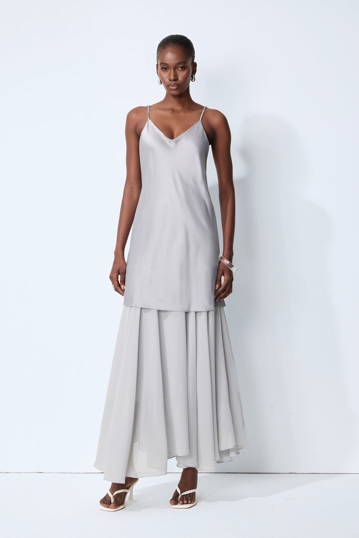 Graues Maxikleid aus Satin und Chiffon mit Spaghettiträgern