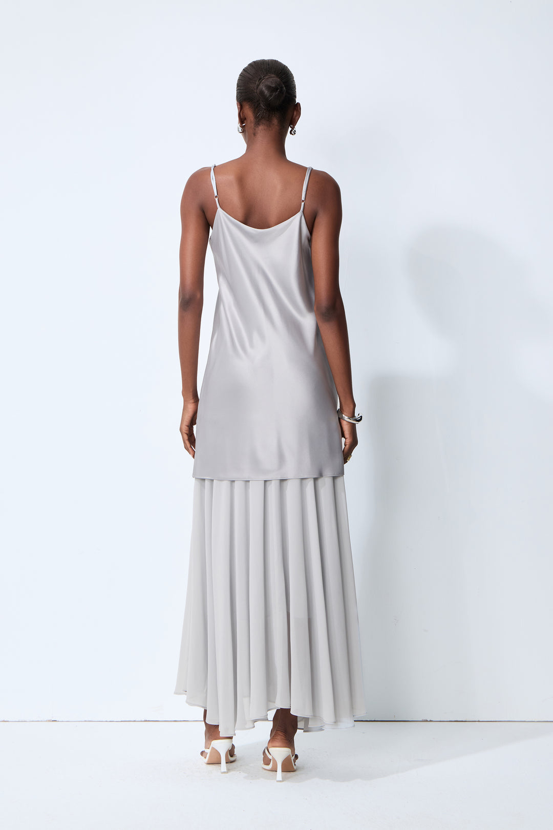 Model trägt das elegante graue Maxikleid