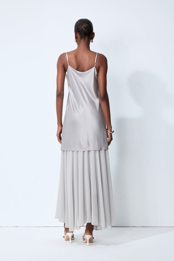Model trägt das elegante graue Maxikleid