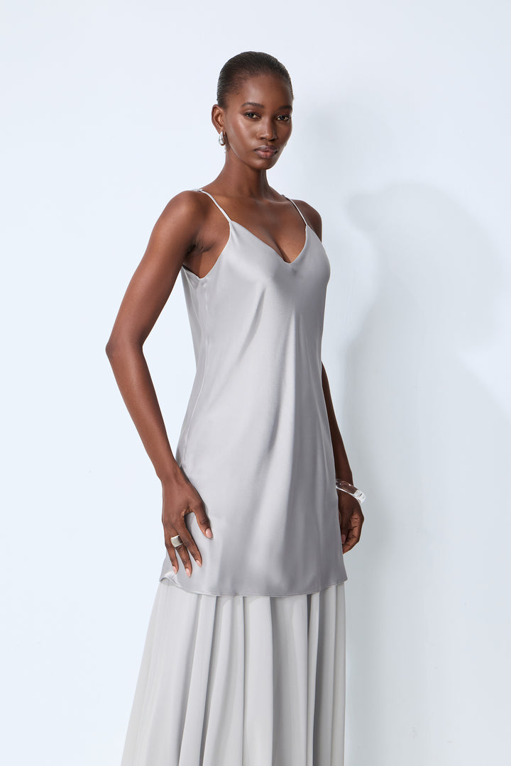 Rückenansicht des Satin-Chiffon-Maxikleids