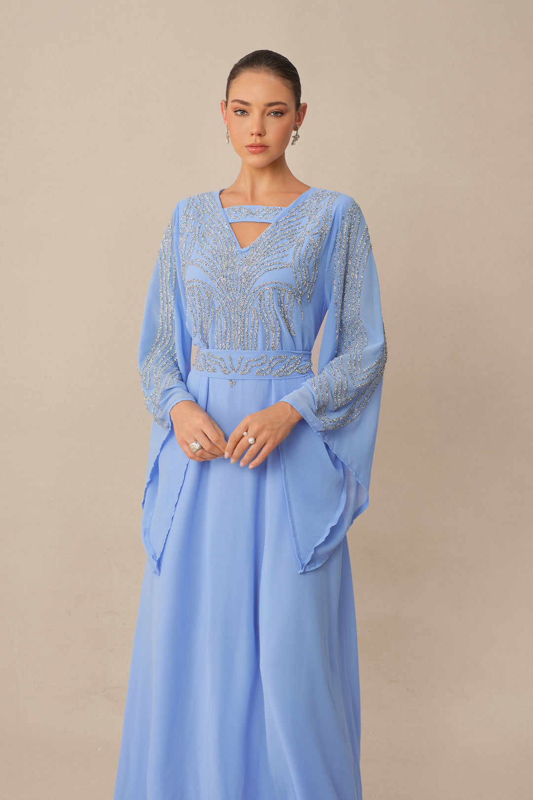 Detailansicht der Strass-Applikationen auf dem Kleid - KYMA