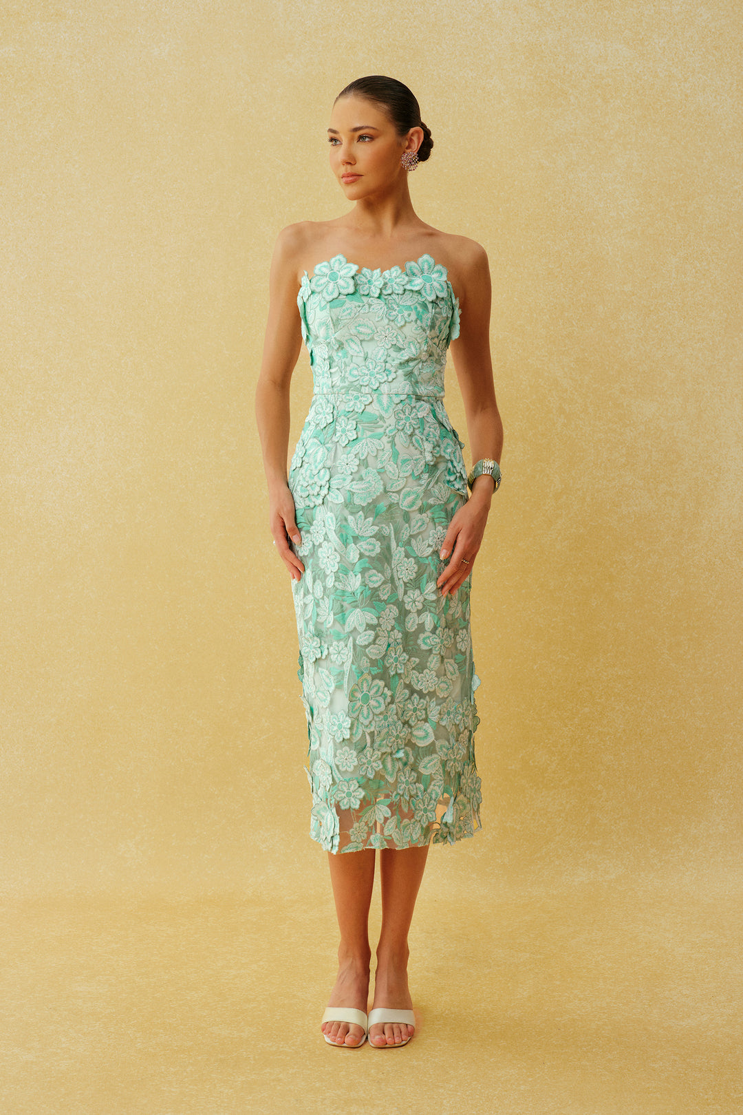 Spezielle Einladung mintgrünes trägerloses Midikleid mit Blumenstickerei Detail Blumenstickerei