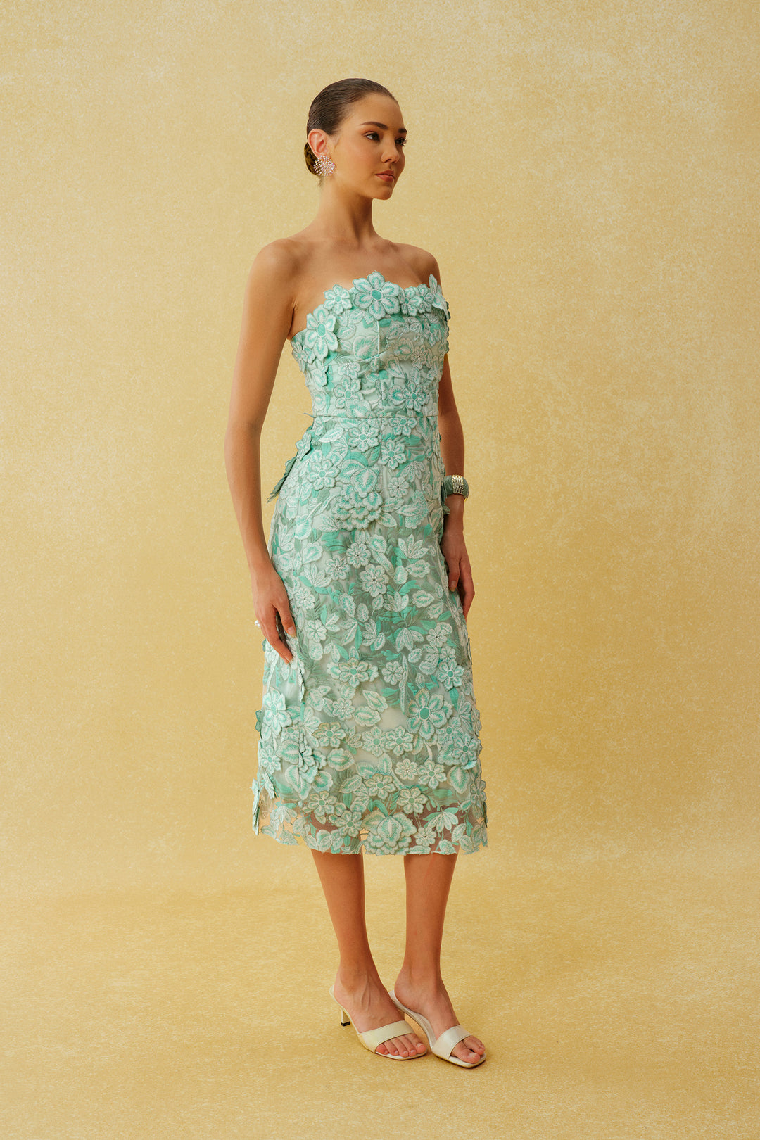 Spezielle Einladung mintgrünes trägerloses Midikleid mit Blumenstickerei Ausschnitt Detail