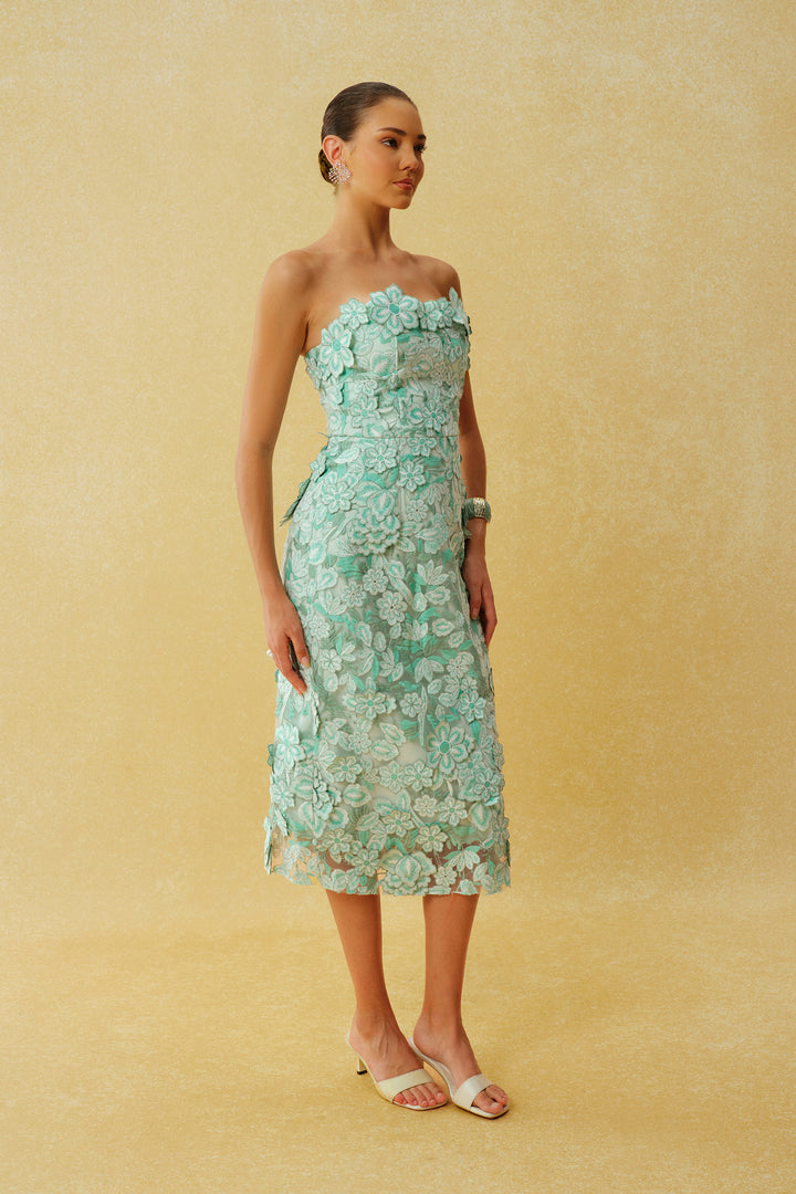 Spezielle Einladung mintgrünes trägerloses Midikleid mit Blumenstickerei Ausschnitt Detail