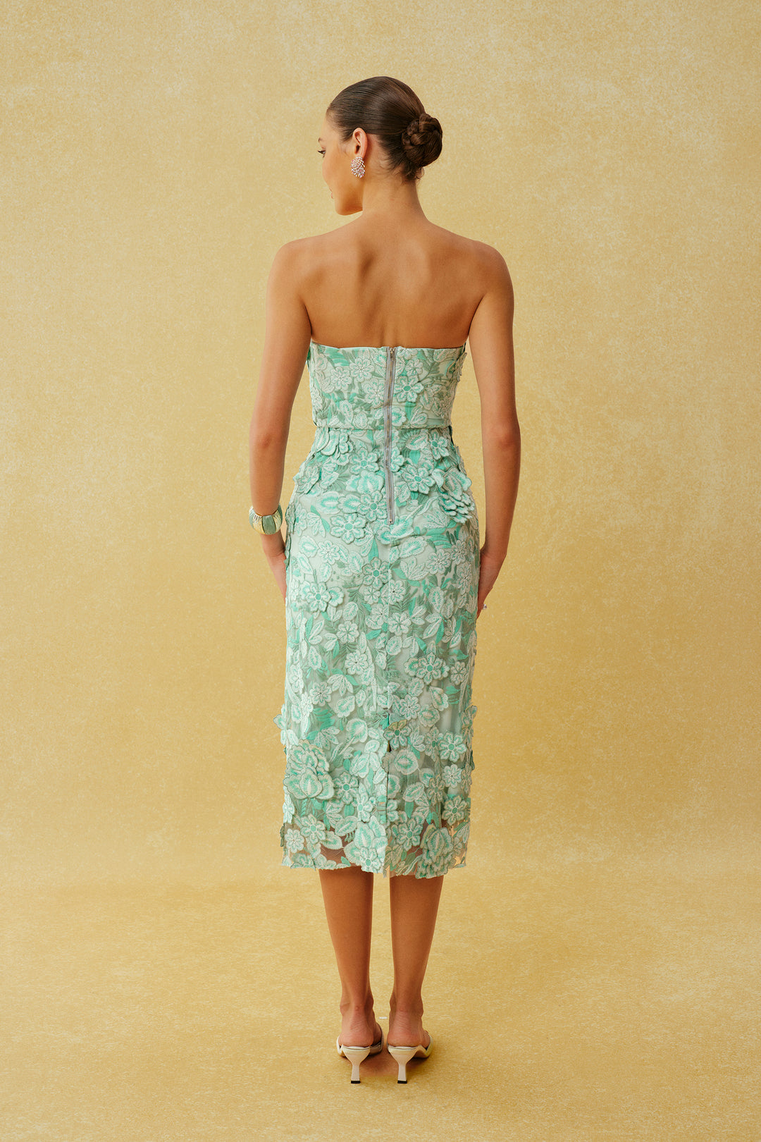 Spezielle Einladung mintgrünes trägerloses Midikleid mit Blumenstickerei Rock Detail