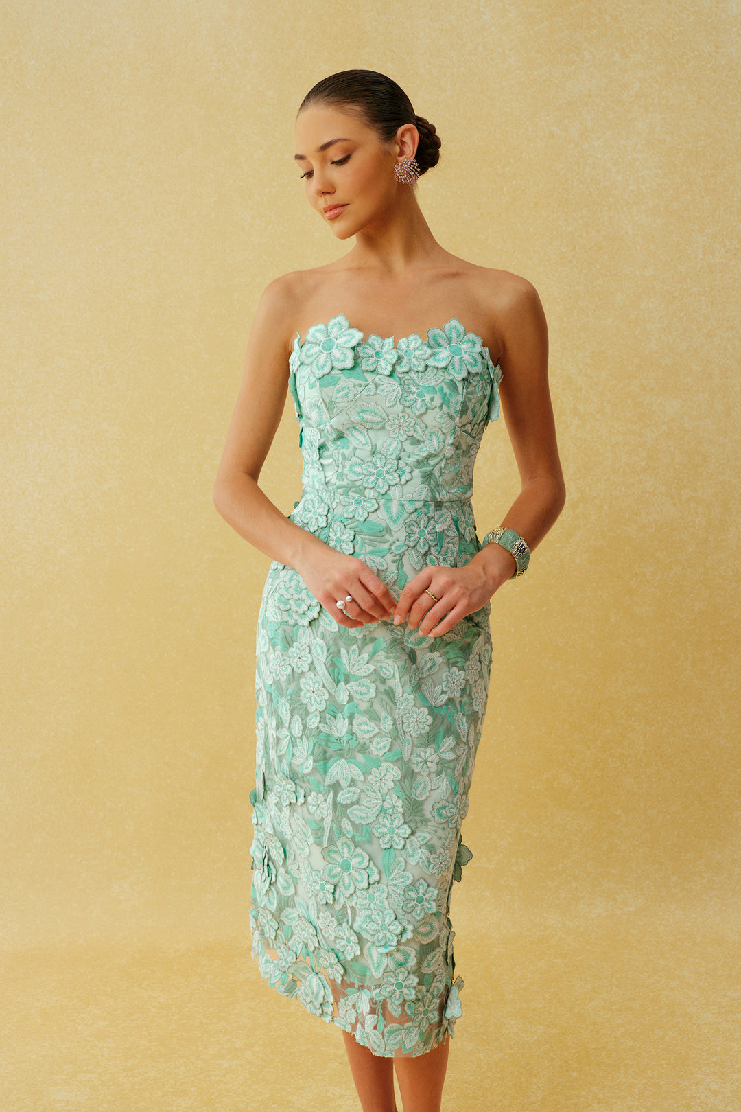 Spezielle Einladung mintgrünes trägerloses Midikleid mit Blumenstickerei Stoff Detail